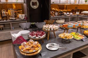Makanan di atau di tempat lain dekat hotel