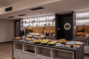 Makanan di atau di tempat lain dekat hotel