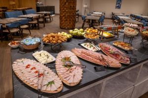 Makanan di atau di tempat lain dekat hotel