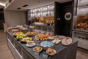 Makanan di atau di tempat lain dekat hotel