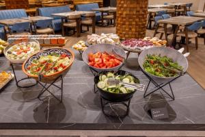 Makanan di atau di tempat lain dekat hotel