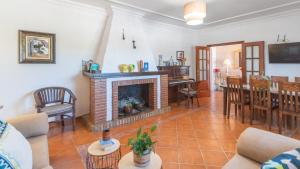 ein Wohnzimmer mit Kamin und ein Esszimmer in der Unterkunft Casa Rural Marquez Ronda by Ruralidays in Ronda