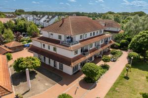 eine Draufsicht auf ein großes Haus mit einem Dach in der Unterkunft Waterkant Wohnung 19 - Klabautermann in Boltenhagen