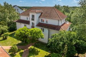 Ein Garten an der Unterkunft Waterkant Wohnung 19 - Klabautermann