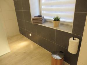 Et badeværelse på NEU! Ferienhuus Nordseeküste + 14 billeder