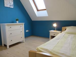 En eller flere senge i et værelse på NEU! Ferienhuus Nordseeküste