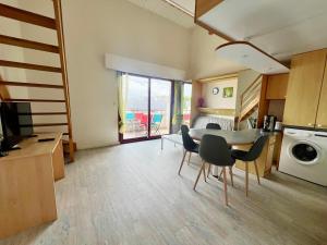 Una cocina y un comedor con mesa y sillas. en Apartment with Balcony & Pool in La Rochelle, en La Rochelle 10 fotos más