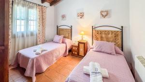 Postel nebo postele na pokoji v ubytování Villa La Morada Antequera - La Higuera by Ruralidays + 30 fotografií