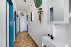 ブルガウにあるCasa Dos Netosの白いキャビネットと青いアクセントのある廊下 +18枚の写真