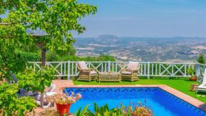 The swimming pool at or close to Casa La Buhardilla del Gastor by Ruralidays