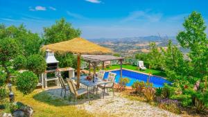 The swimming pool at or close to Casa La Buhardilla del Gastor by Ruralidays