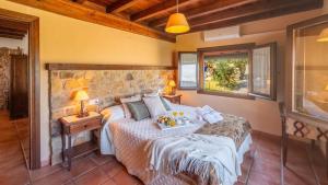 A bed or beds in a room at Casa La Buhardilla del Gastor by Ruralidays
