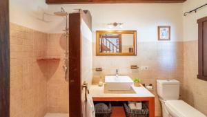 A bathroom at Casa La Buhardilla del Gastor by Ruralidays