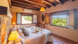 A bed or beds in a room at Casa La Buhardilla del Gastor by Ruralidays
