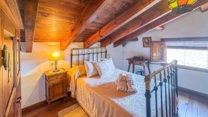 A bed or beds in a room at Casa La Buhardilla del Gastor by Ruralidays