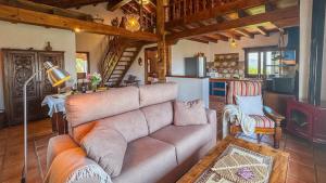 A seating area at Casa La Buhardilla del Gastor by Ruralidays