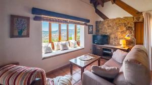 A television and/or entertainment centre at Casa La Buhardilla del Gastor by Ruralidays
