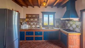 A kitchen or kitchenette at Casa La Buhardilla del Gastor by Ruralidays