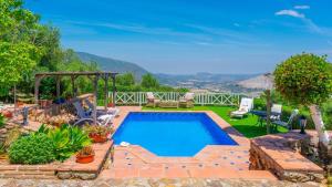 A general mountain view or a mountain view taken from A villát