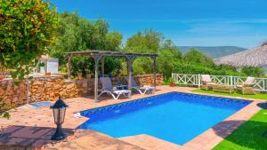 The swimming pool at or close to Casa La Buhardilla del Gastor by Ruralidays