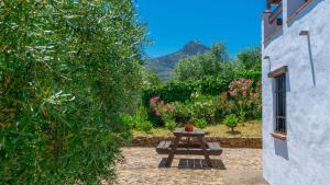 A general mountain view or a mountain view taken from A villát