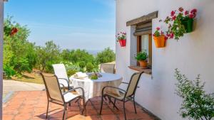 A balcony or terrace at Casa La Buhardilla del Gastor by Ruralidays