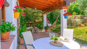 A garden outside Casa La Buhardilla del Gastor by Ruralidays