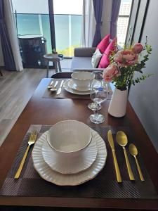 Ruang duduk di High Floor Beachfront 1 BR Condo with Scenic View