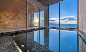 Kolam renang di atau dekat dengan High Floor Beachfront 1 BR Condo with Scenic View