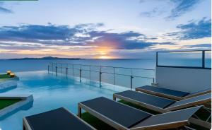 Kolam renang di atau dekat dengan High Floor Beachfront 1 BR Condo with Scenic View