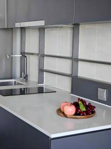 Dapur atau dapur kecil di High Floor Beachfront 1 BR Condo with Scenic View