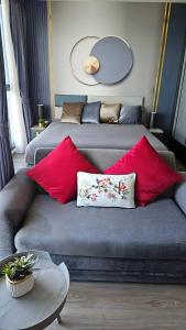 Ruang duduk di High Floor Beachfront 1 BR Condo with Scenic View