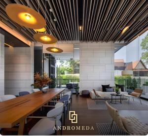 Ruang duduk di High Floor Beachfront 1 BR Condo with Scenic View