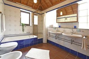 Et badeværelse på Casa El Buen Jesús + 20 billeder