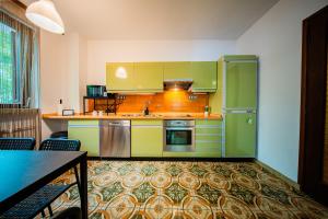 Η κουζίνα ή μικρή κουζίνα στο Flex SelfCheckIns 158 - Zagreb - 2 Bedrooms - Parking - Terrace