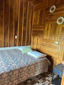 Postel nebo postele na pokoji v ubytování Monteverde Monkey Hostel