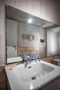 a bathroom with a sink and a large mirror at La Loggia del Porcellino in Florence