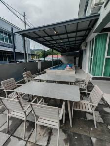 J Villa Langkawi with pool for 16 pax内部或周边的泳池