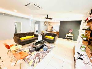 J Villa Langkawi with pool for 16 pax的休息区