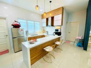 J Villa Langkawi with pool for 16 pax的厨房或小厨房