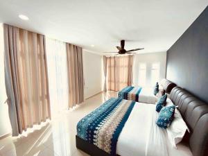 J Villa Langkawi with pool for 16 pax客房内的一张或多张床位
