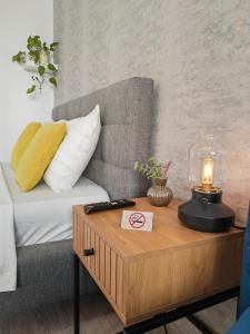 Habitación con cama y mesa con velas en Sunset Bucharest, en Bucarest