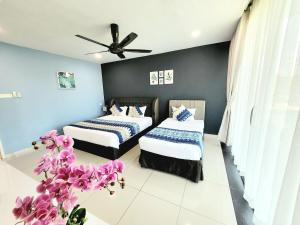Langkawi IslandsJ Villa Langkawi with pool for 16 pax的带两张床和吊扇的卧室
