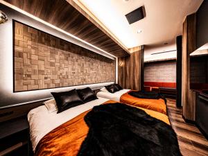 zwei Betten in einem Hotelzimmer mit zwei Bettblenden in der Unterkunft 十二ホテル -福岡空港- in Fukuoka