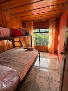Postel nebo postele na pokoji v ubytování Monteverde Monkey Hostel