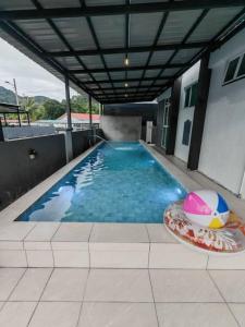 Langkawi IslandsJ Villa Langkawi with pool for 16 pax的带球和沙滩球的游泳池