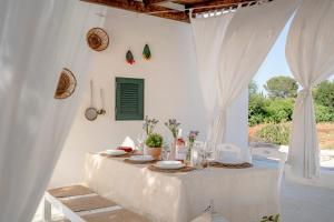 Una mesa en una habitación blanca con una pared blanca. en Trulli in Contrada - Monopoli, en Monopoli