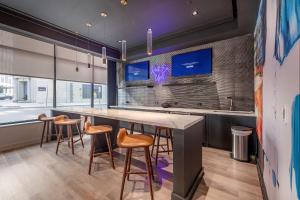 Cucina o angolo cottura di Modern Apt with Indoor Pool