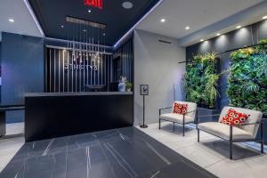 Area soggiorno di Modern Apt with Indoor Pool