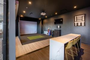Letto o letti in una camera di Modern Apt with Indoor Pool